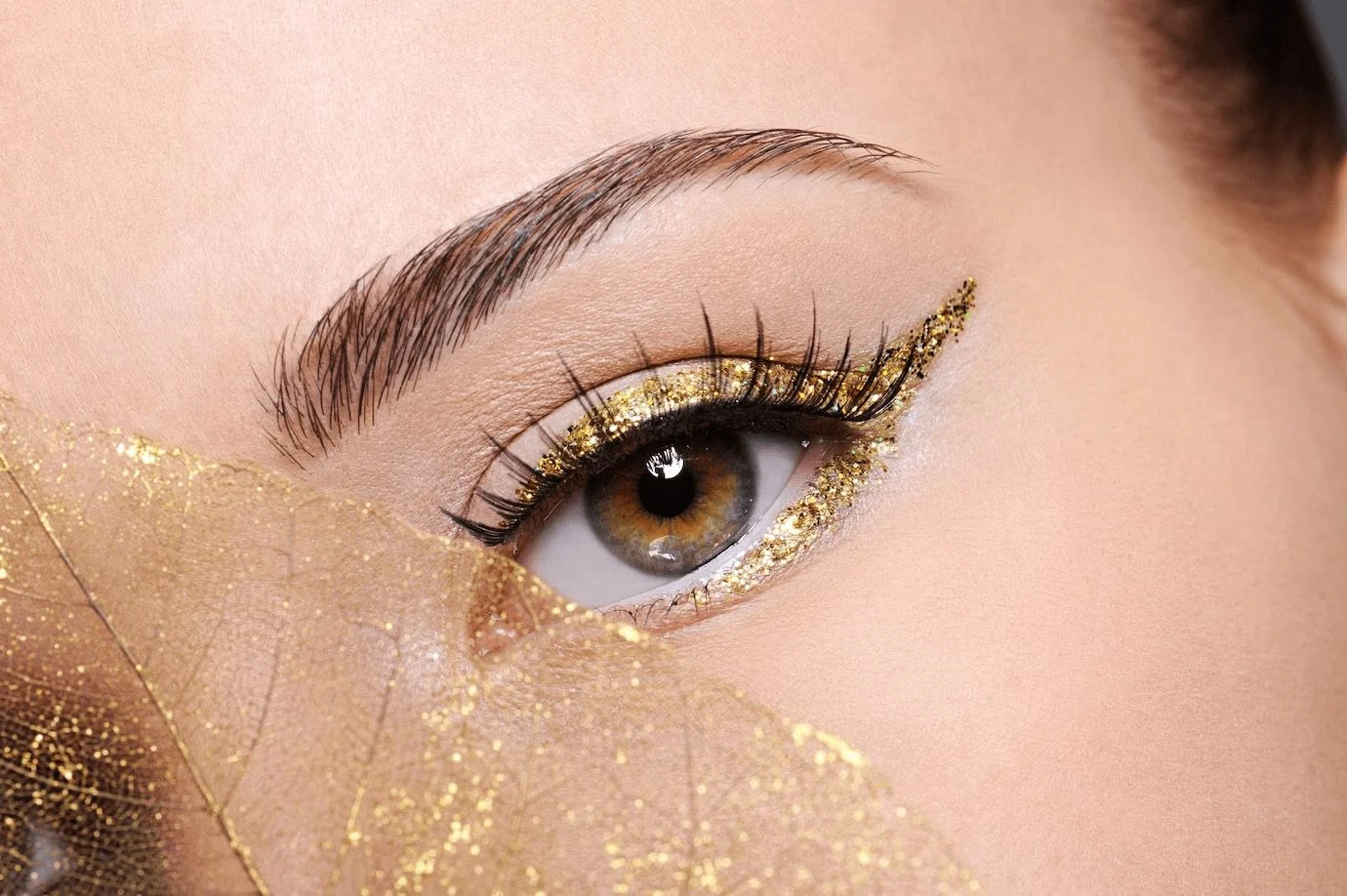 Golden Goddess Eye Glitter - Natural Full Coverage for a Glossy Look